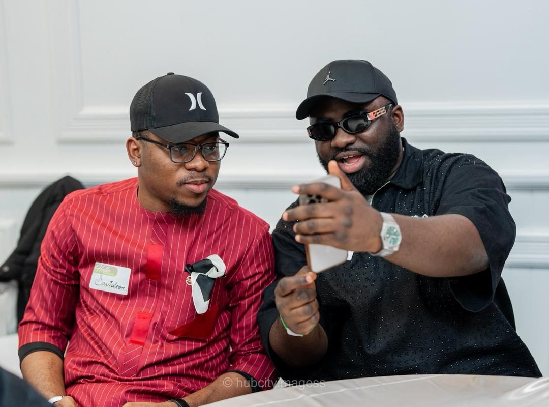 Two guests sharing a moment over a phone at a linkup